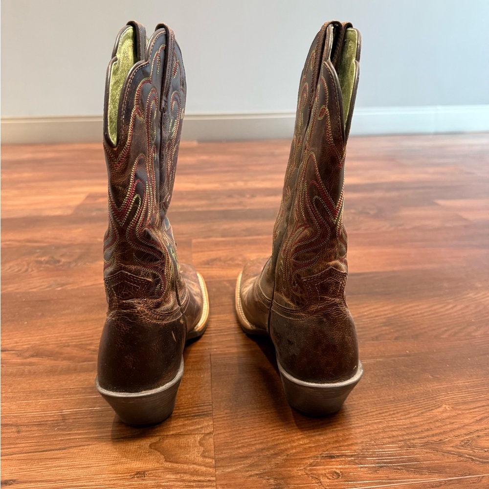Ariat Leather cowboy Boot with embroidered accents. - Picture 4 of 6